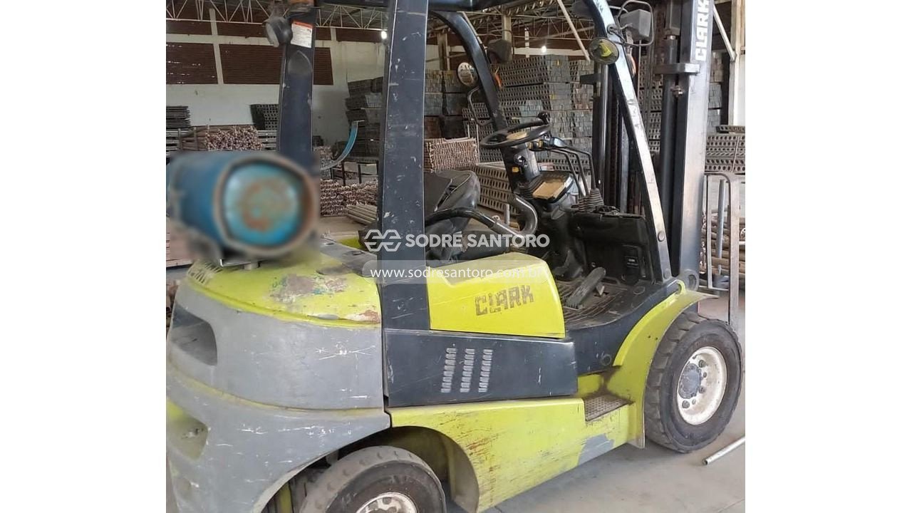 empilhadeira clark c-25 - cap. 2,5 t c/deslocador
