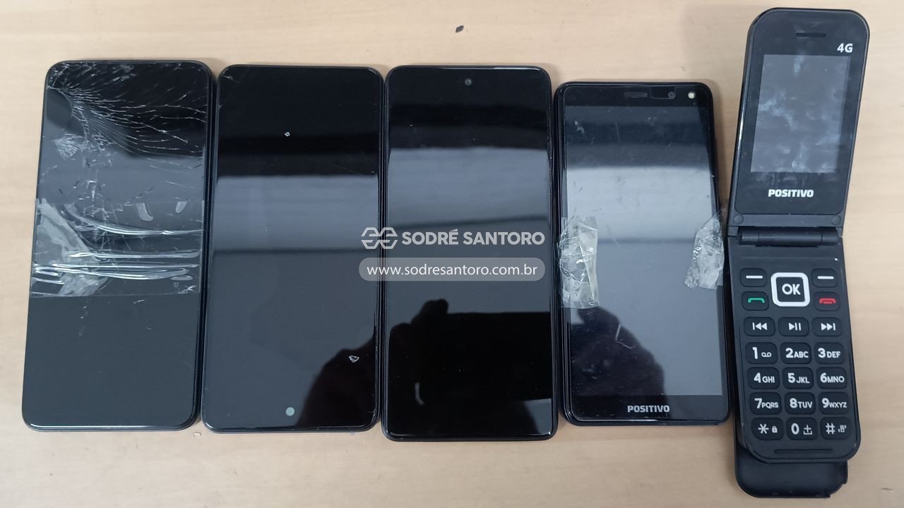 sucata de 4 smartphones e 1 celular positivo
