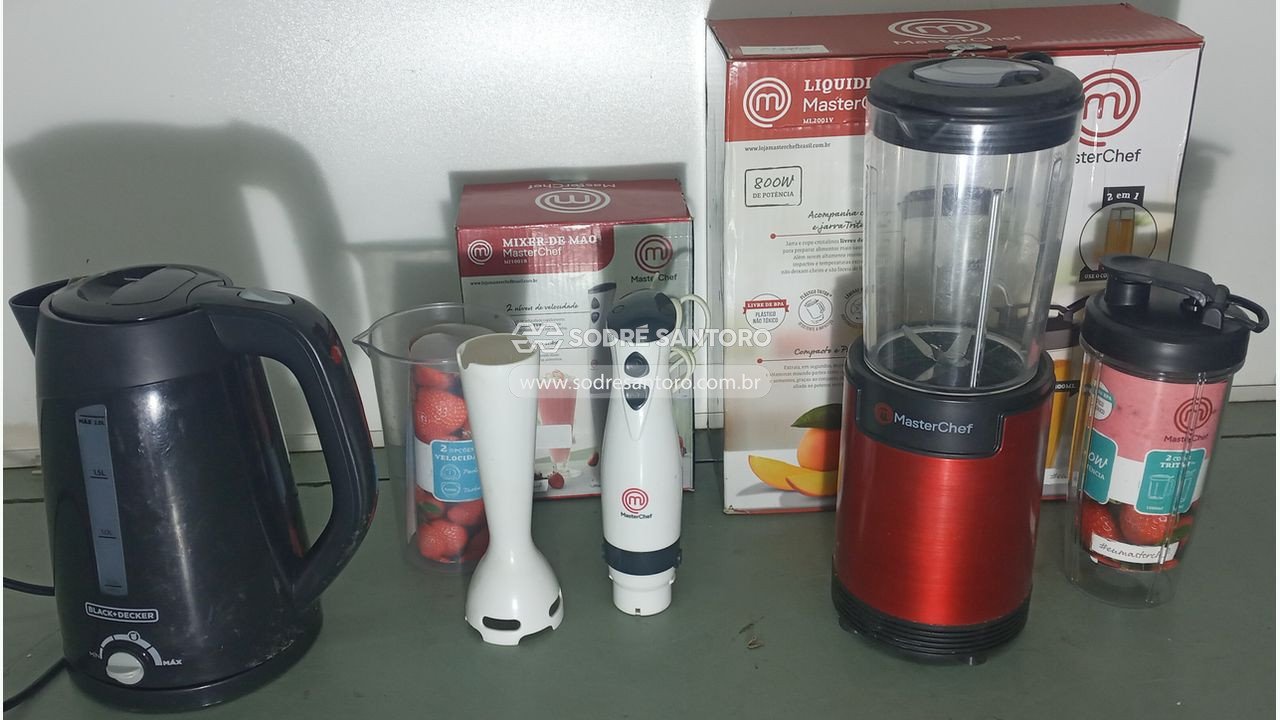 1 mixer, 1 chaleira e 1 liquidificador