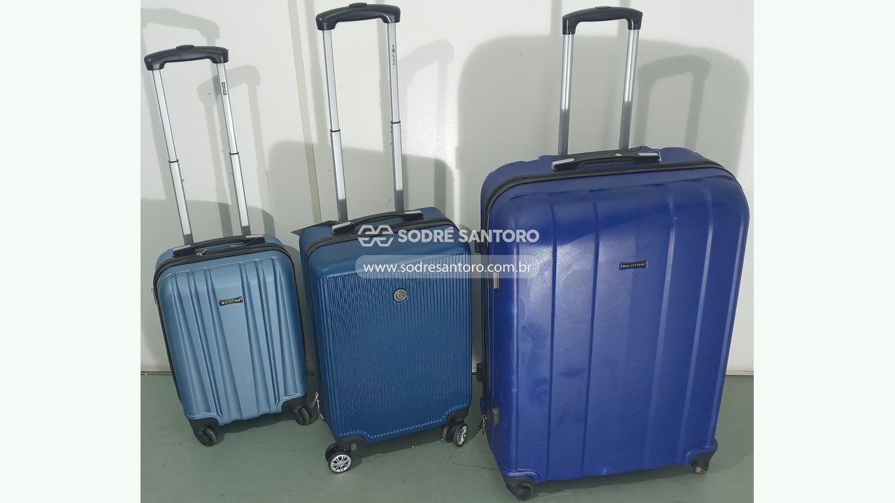 3 malas azuis de bordo