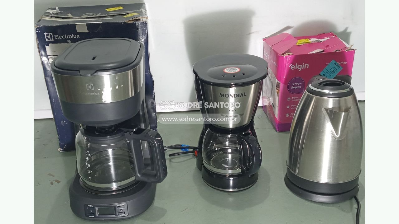 1 chaleira e 2 cafeteiras