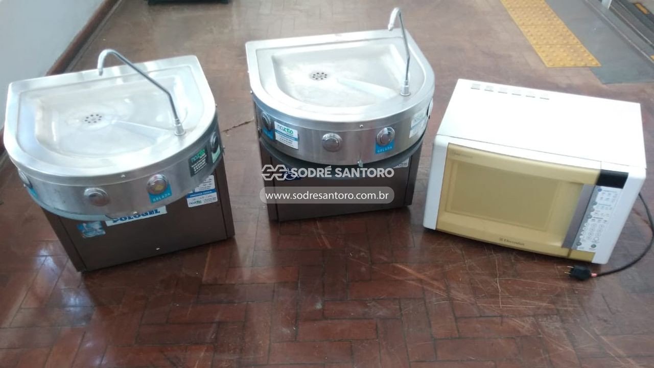 1 forno micro, 2 bebedouros de pressão