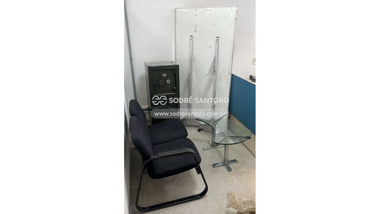 mesa de centro/quadro branco/cofre