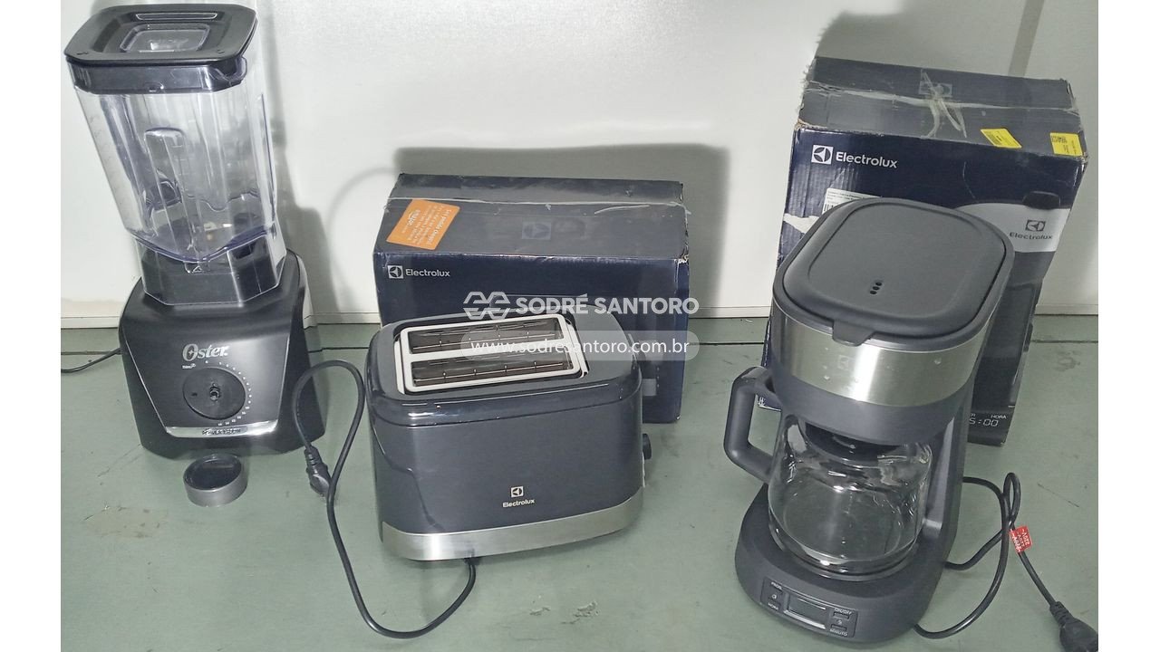 1 liquidificador, 1 torradeira e 1 cafeteira