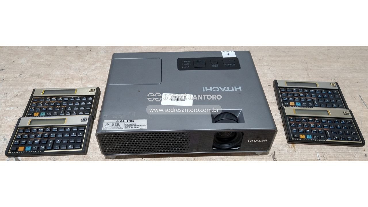 1 projetor hitachi e 4 calculadoras financeiras