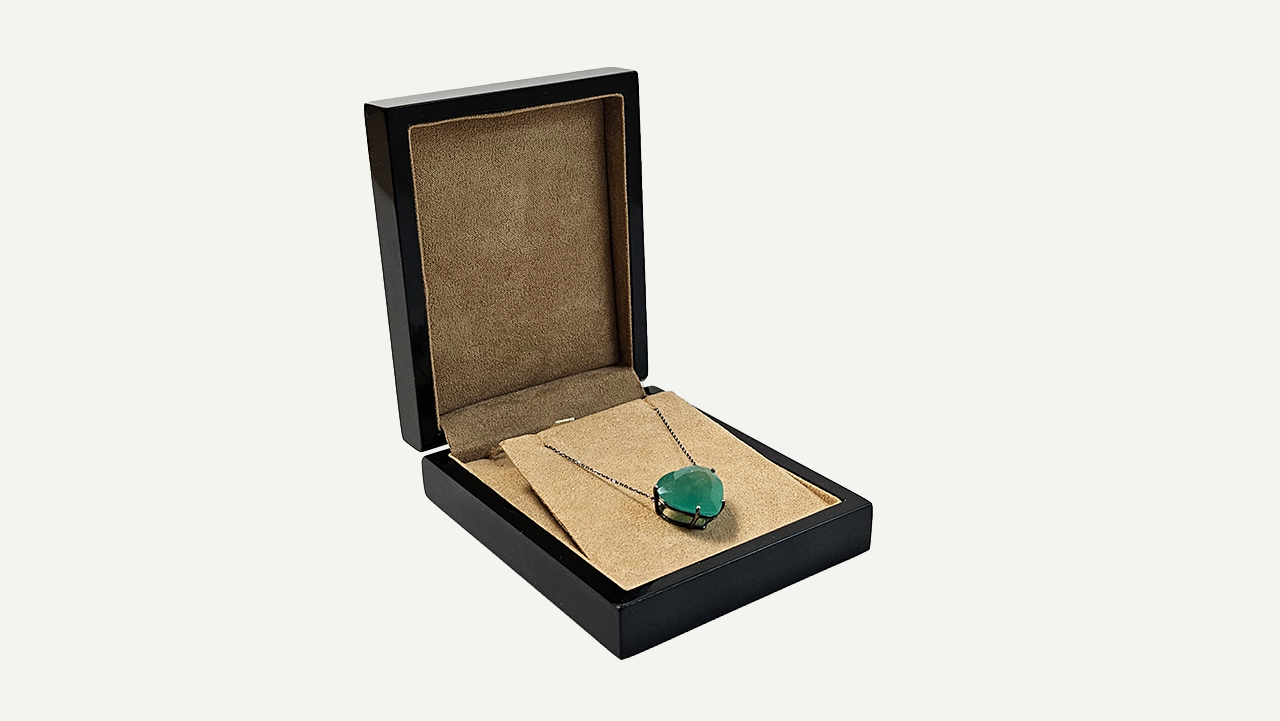 Foto 3: BRUNO GIOIA - Colar em ouro branco 18k, com banho em ródio negro, esmeralda lapidação coração com 22.31 cts. Peso total: 8,3 gramas. Medidas: corrente 45 cm, pingente: 2 x 2 cm.