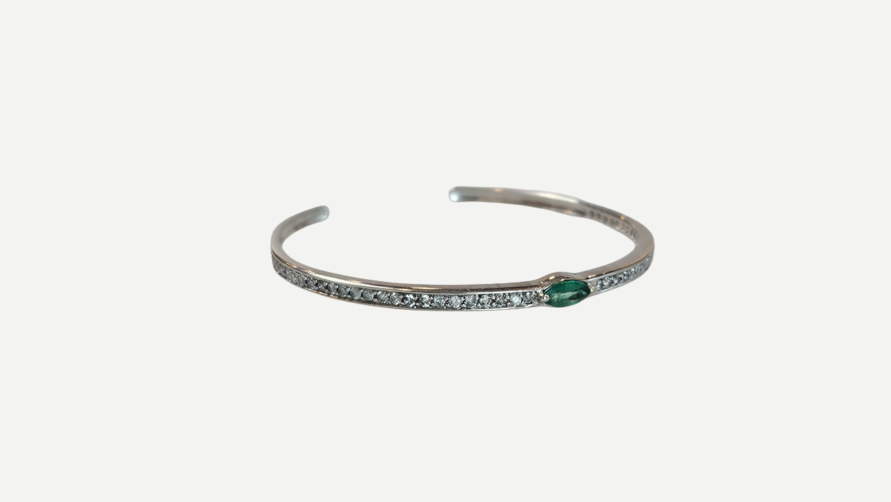 Foto 3: Bracelete em ouro branco 18k, com aproximadamente 1.00 cts de diamantes redondos e 0.50 cts de esmeralda lapidação navete. Peso total: 10,6 gramas. Medida: 5 cm de diâmetro.
