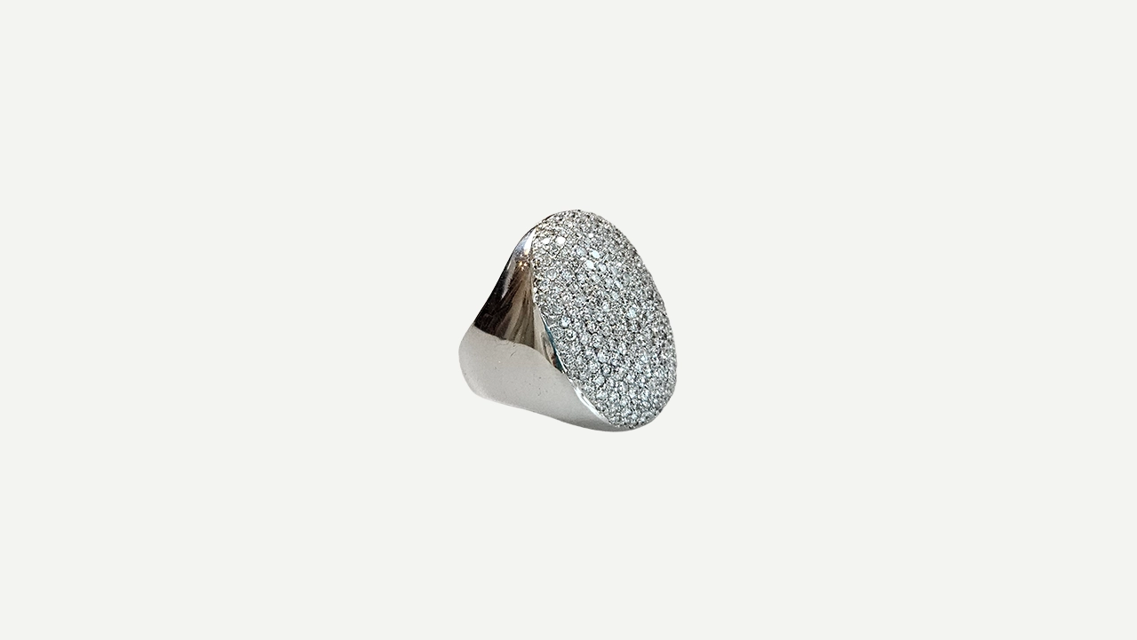 Foto 3: Anel modelo pavê em ouro branco 18k, com aproximadamente 2.5 cts de diamantes. Peso total: 13,5 gramas. Aro: 16.