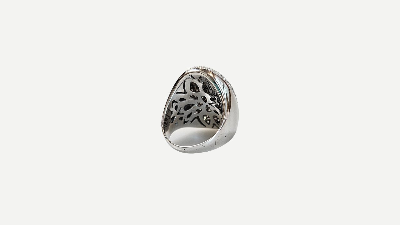 Foto 4: Anel modelo pavê em ouro branco 18k, com aproximadamente 2.5 cts de diamantes. Peso total: 13,5 gramas. Aro: 16.