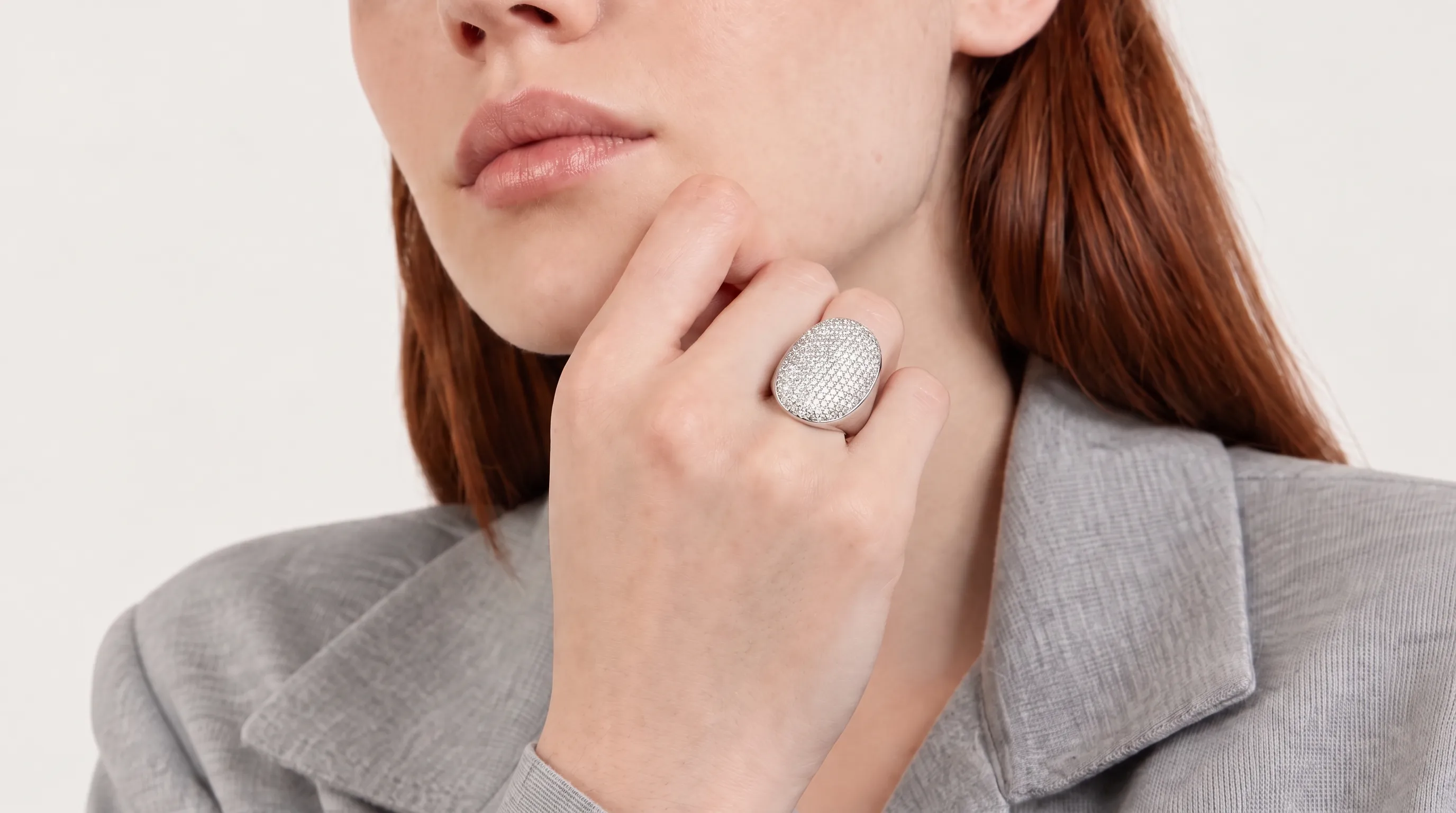 Foto 2: Anel modelo pavê em ouro branco 18k, com aproximadamente 2.5 cts de diamantes. Peso total: 13,5 gramas. Aro: 16.