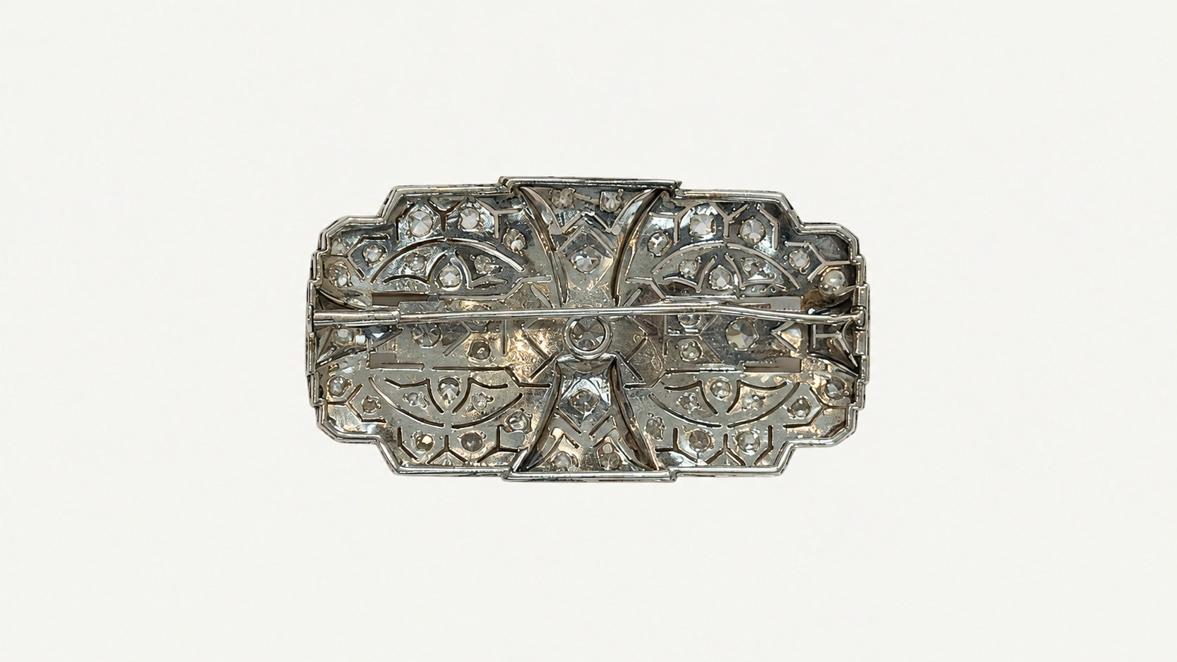 Foto 3: Broche Art Déco anos 30 em platina, com aproximadamente 1.80 cts de diamantes. Peso total: 10,3 gramas. Medidas: 5 x 2,8 cm.