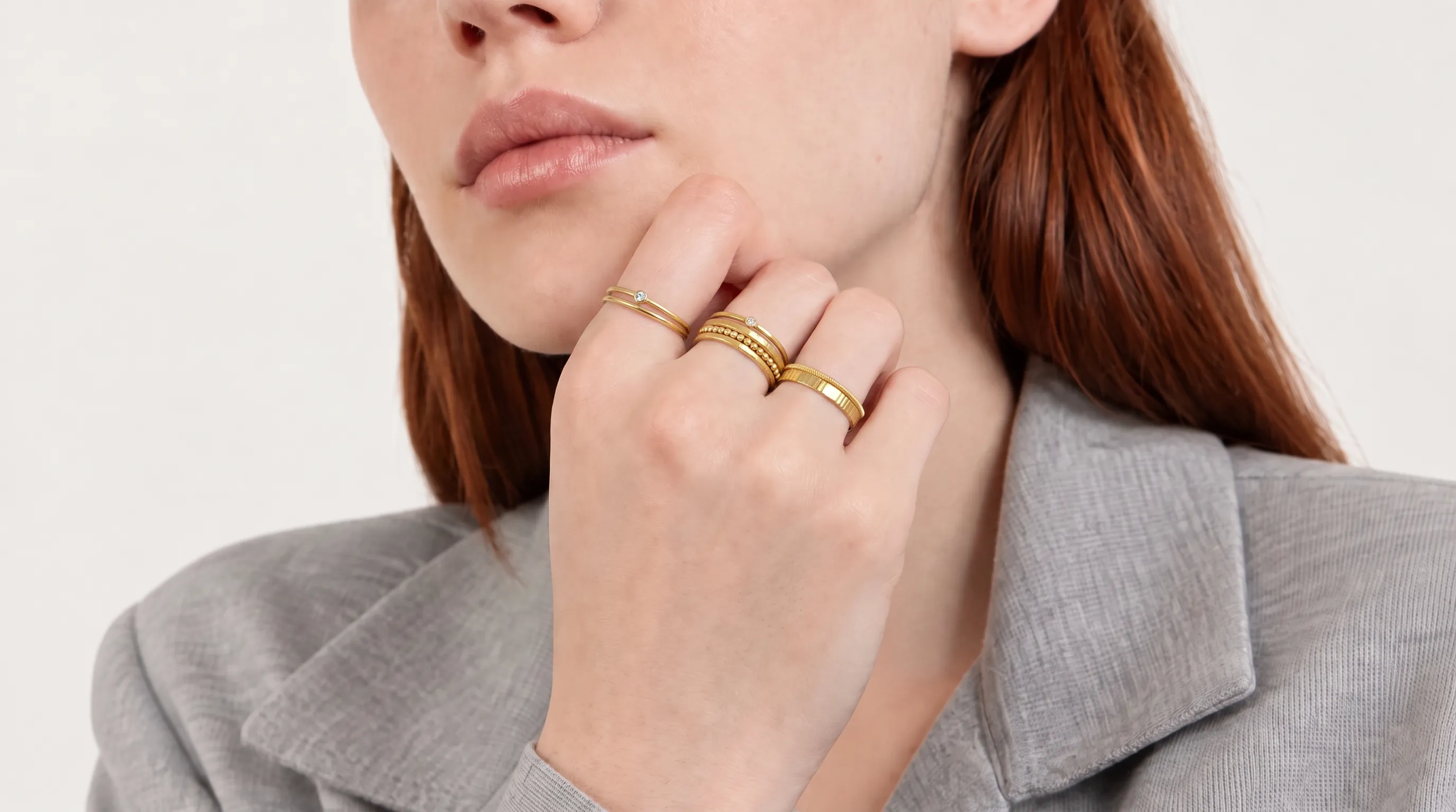 Foto 2: ANTONIO BERNARDO - Conjunto de oito anéis Antonio Bernardo em ouro amarelo 18k, sendo um com diamante e um com turmalina paraíba. Peso: 10,1 gramas. Aro: 18,5.