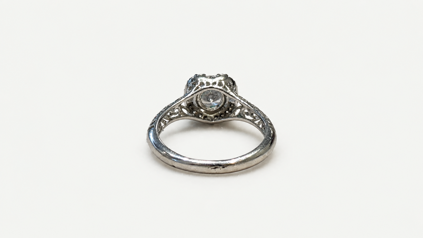 Foto 4: Anel modelo imperatriz em ouro branco 18k, com diamante central de aproximadamente 1.5 cts. Peso total: 2,4 gramas. Aro: 19.
