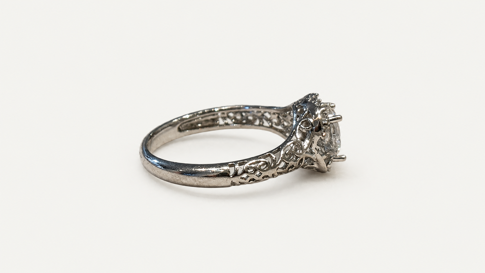 Foto 3: Anel modelo imperatriz em ouro branco 18k, com diamante central de aproximadamente 1.5 cts. Peso total: 2,4 gramas. Aro: 19.
