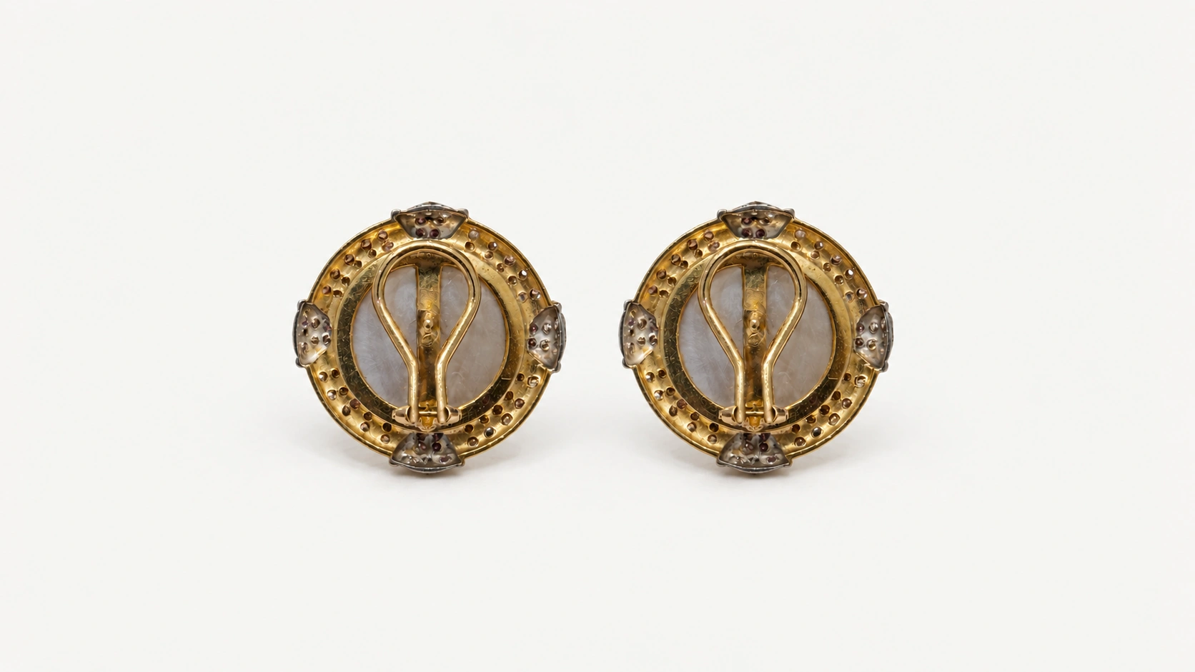Foto 3: Par de brincos vintage em ouro branco e amarelo 18k, com pérolas mab de 16mm cada e aproximadamente 1.00 cts de diamantes. Peso total: 13,9 gramas. Medida: 2,5 cm de diâmetro.