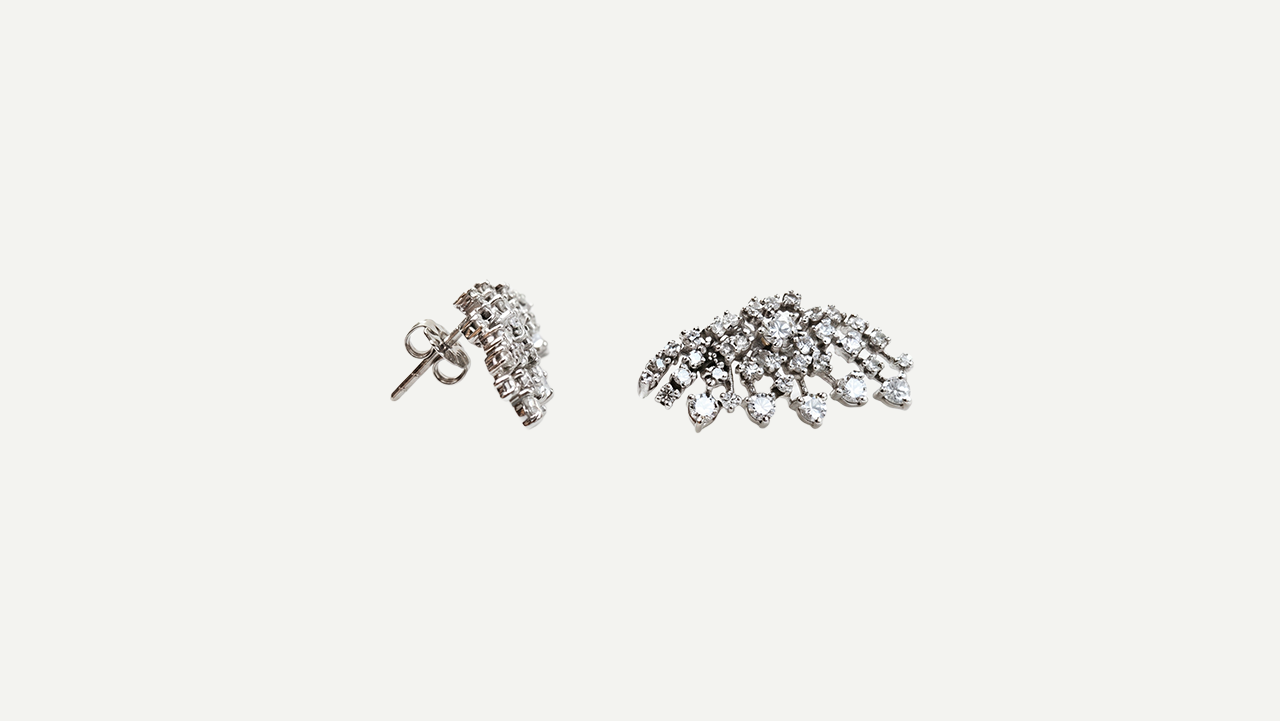 Foto 3: Ear cuff em ouro branco 18k, com aproximadamente 1.80 cts de diamantes. Peso total: 4,9 gramas. Medida: 2 cm.