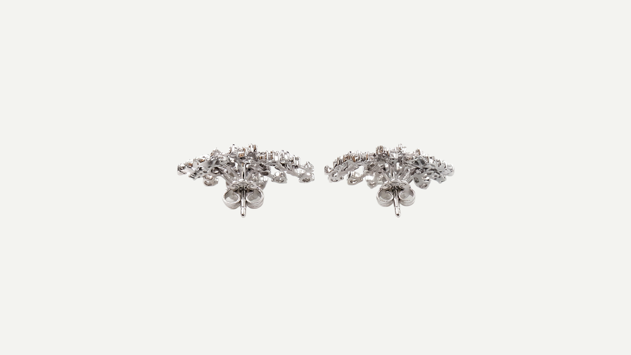 Foto 4: Ear cuff em ouro branco 18k, com aproximadamente 1.80 cts de diamantes. Peso total: 4,9 gramas. Medida: 2 cm.