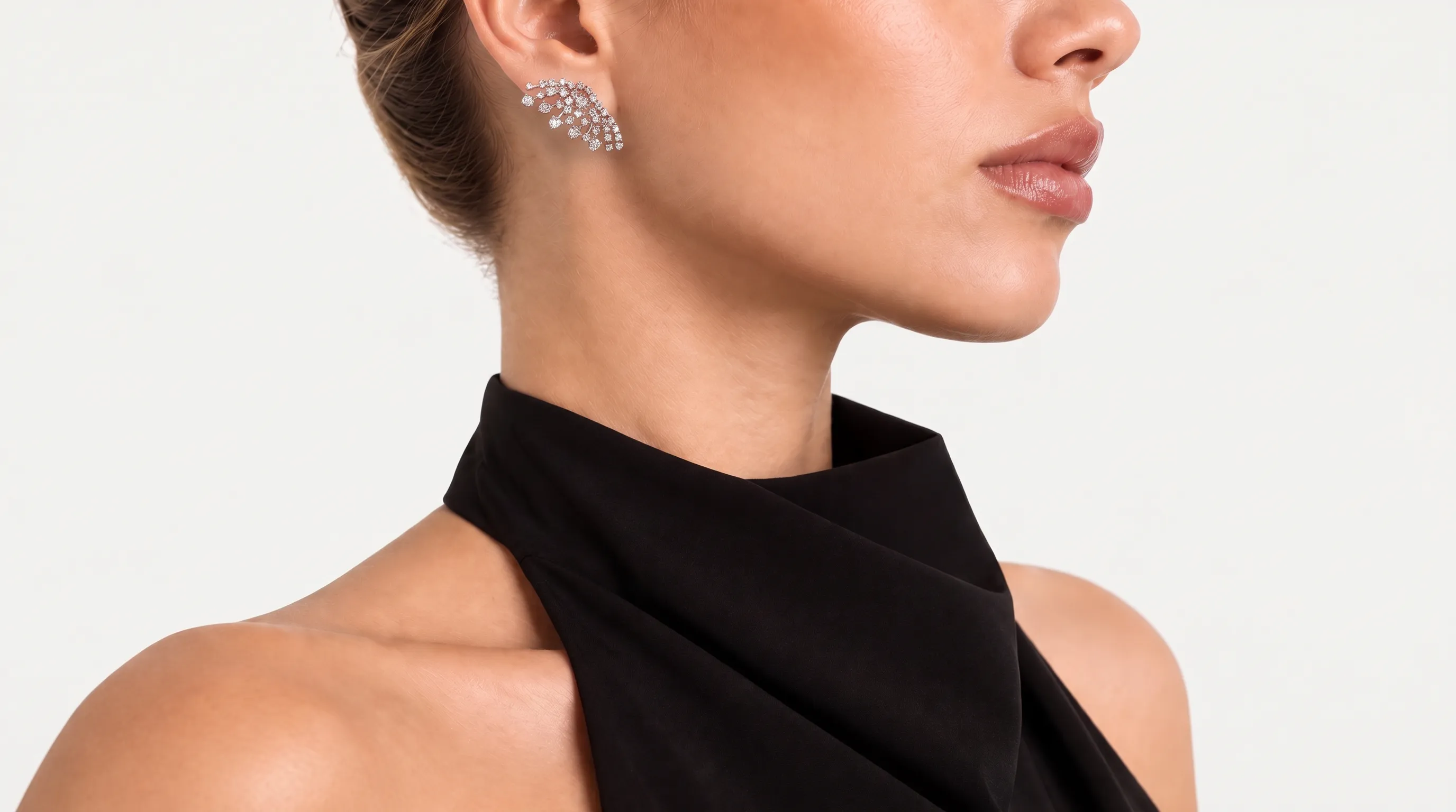 Foto 2: Ear cuff em ouro branco 18k, com aproximadamente 1.80 cts de diamantes. Peso total: 4,9 gramas. Medida: 2 cm.