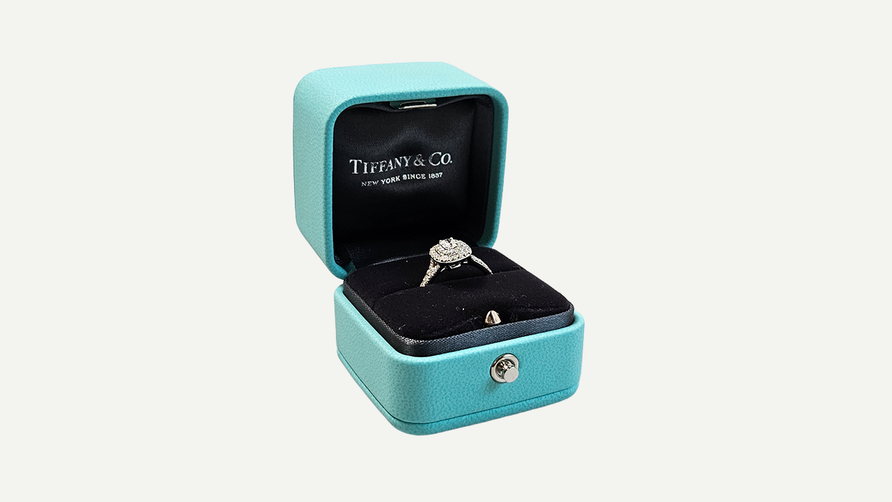 Foto 5: TIFFANY & CO. - Anel em platina 950, com 0.29 cts de diamantes redondos e um diamante lapidação cushion de 0.24 cts. Aro: 15.