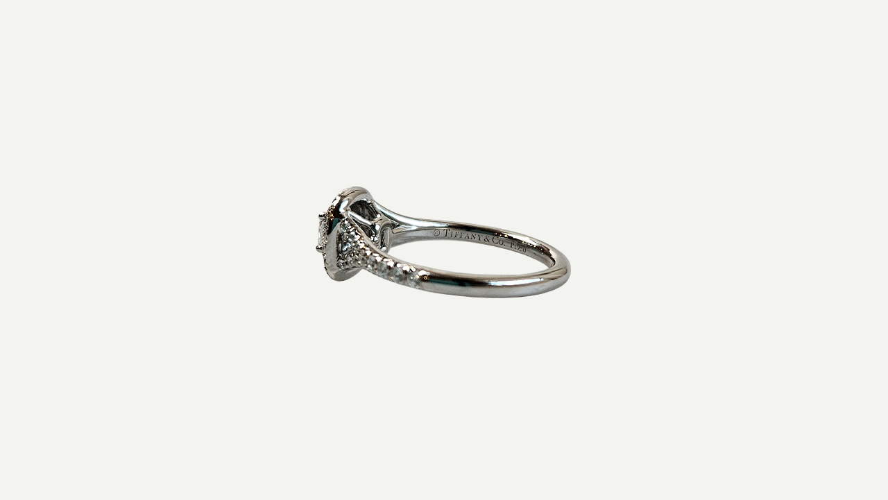 Foto 3: TIFFANY & CO. - Anel em platina 950, com 0.29 cts de diamantes redondos e um diamante lapidação cushion de 0.24 cts. Aro: 15.