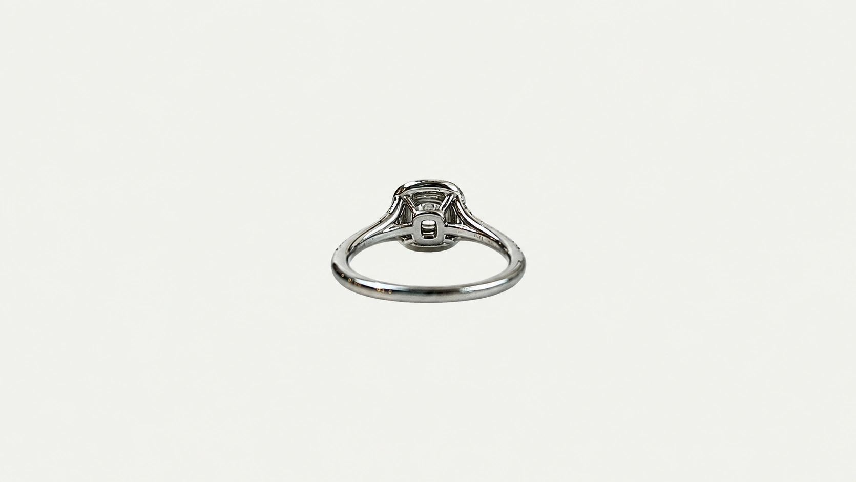Foto 4: TIFFANY & CO. - Anel em platina 950, com 0.29 cts de diamantes redondos e um diamante lapidação cushion de 0.24 cts. Aro: 15.