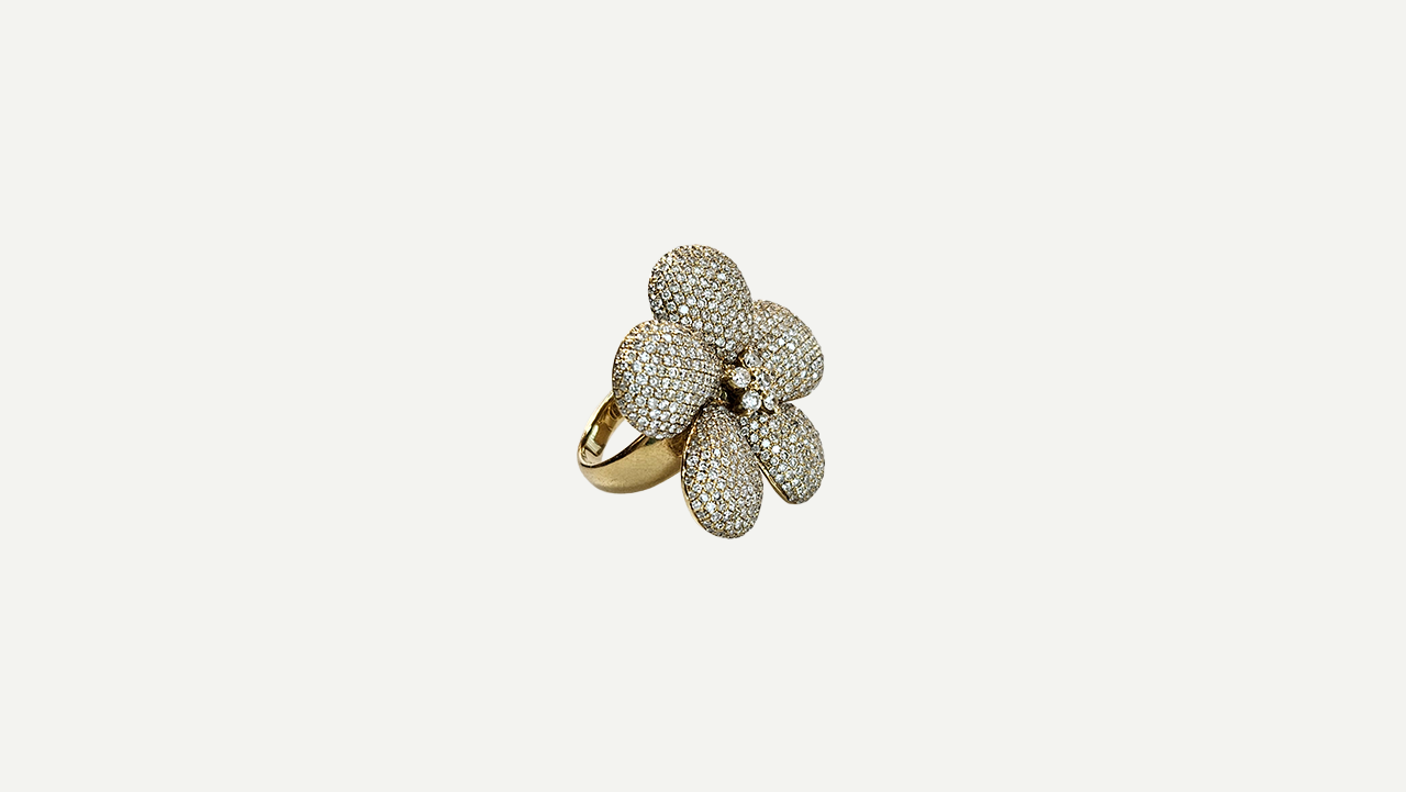 Foto 3: Anel flor em ouro amarelo 18k, com aproximadamente 29 cts de diamantes. Peso total: 11,1 gramas. Aro: 13.