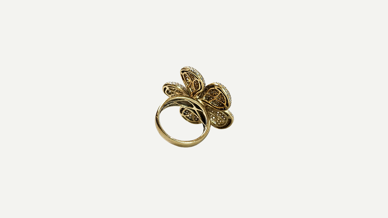Foto 4: Anel flor em ouro amarelo 18k, com aproximadamente 29 cts de diamantes. Peso total: 11,1 gramas. Aro: 13.
