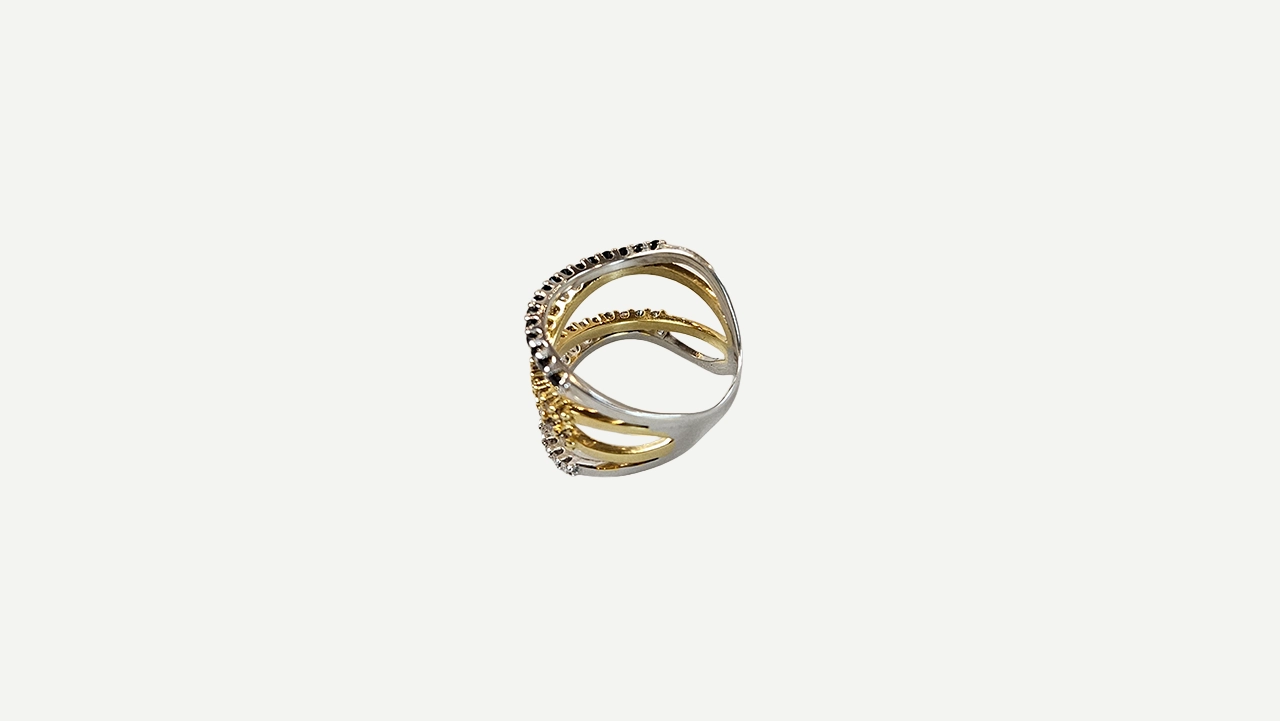 Foto 4: VIVARA - Anel em ouro branco e amarelo 18k, com aproximadamente 0.16 em diamantes brancos, 0.32 em diamantes castanhos e 0.16 em diamantes negros. Peso total: 5,5 gramas. Aro: 16.