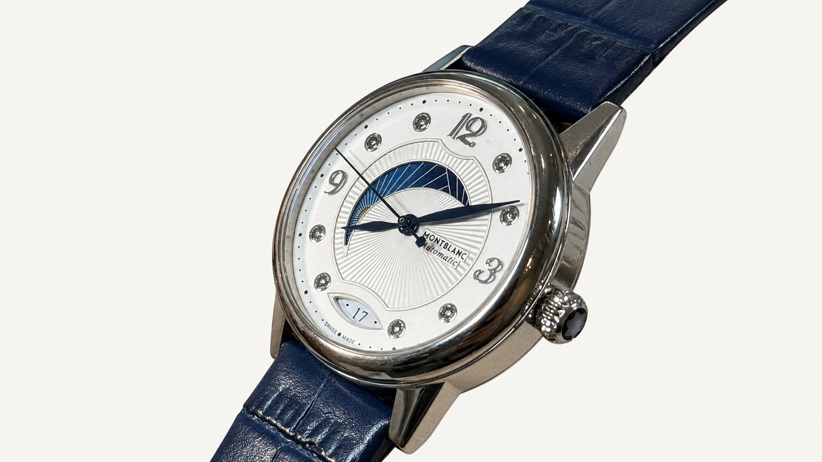 Foto 3: MONTBLANC - Relógio Bohème Day e Night automático, mostrador guilloché prateado com diamantes e pulseira em couro azul escuro. Medida: Caixa de 34mm.