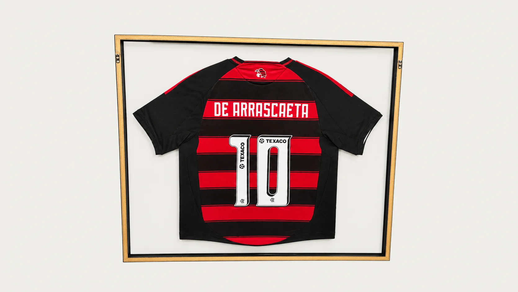 Foto 2: ADIDAS / FLAMENGO - Camisa oficial do Flamengo Adidas, rubro-negra, autografada por jogadores.