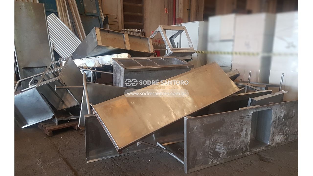 Foto 2: sucata de inox; mesas, balcão, corre mão, etc...
