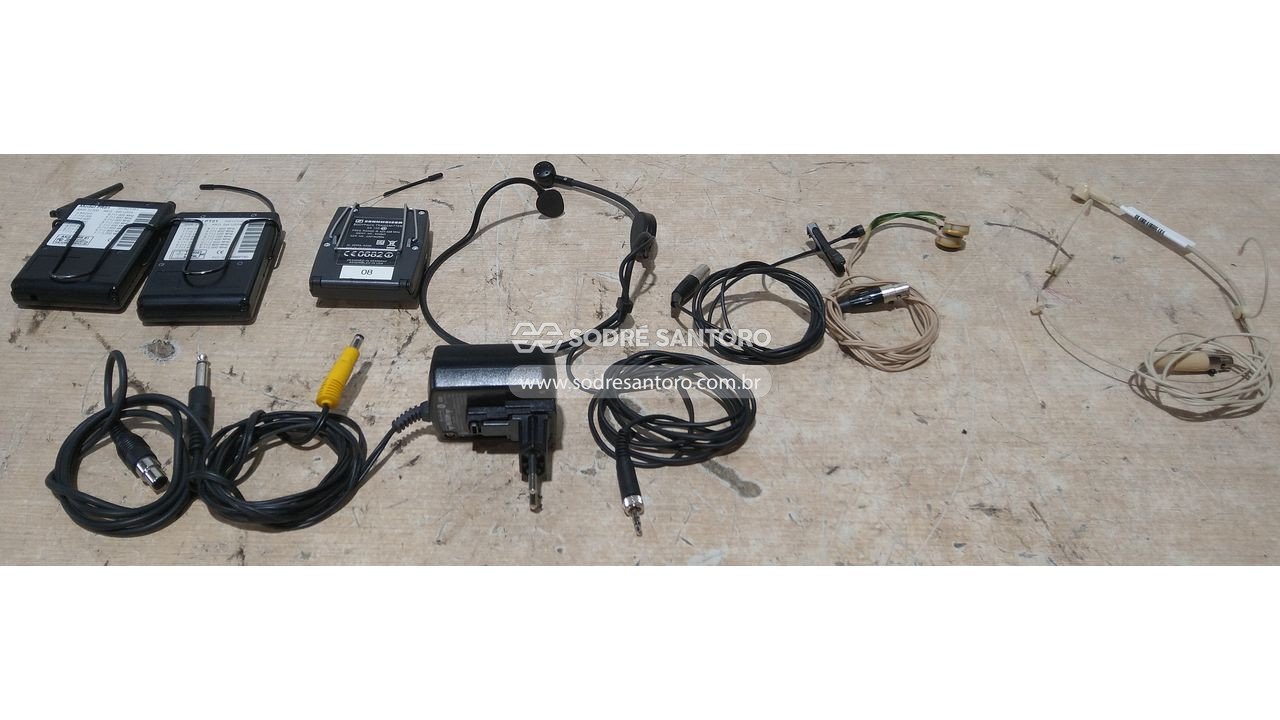 Foto 2: 4 microfones headset, 3 transmissores e 1 fonte