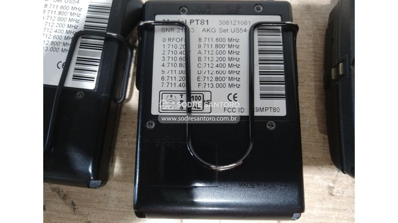 Foto 4: 4 microfones headset, 3 transmissores e 1 fonte