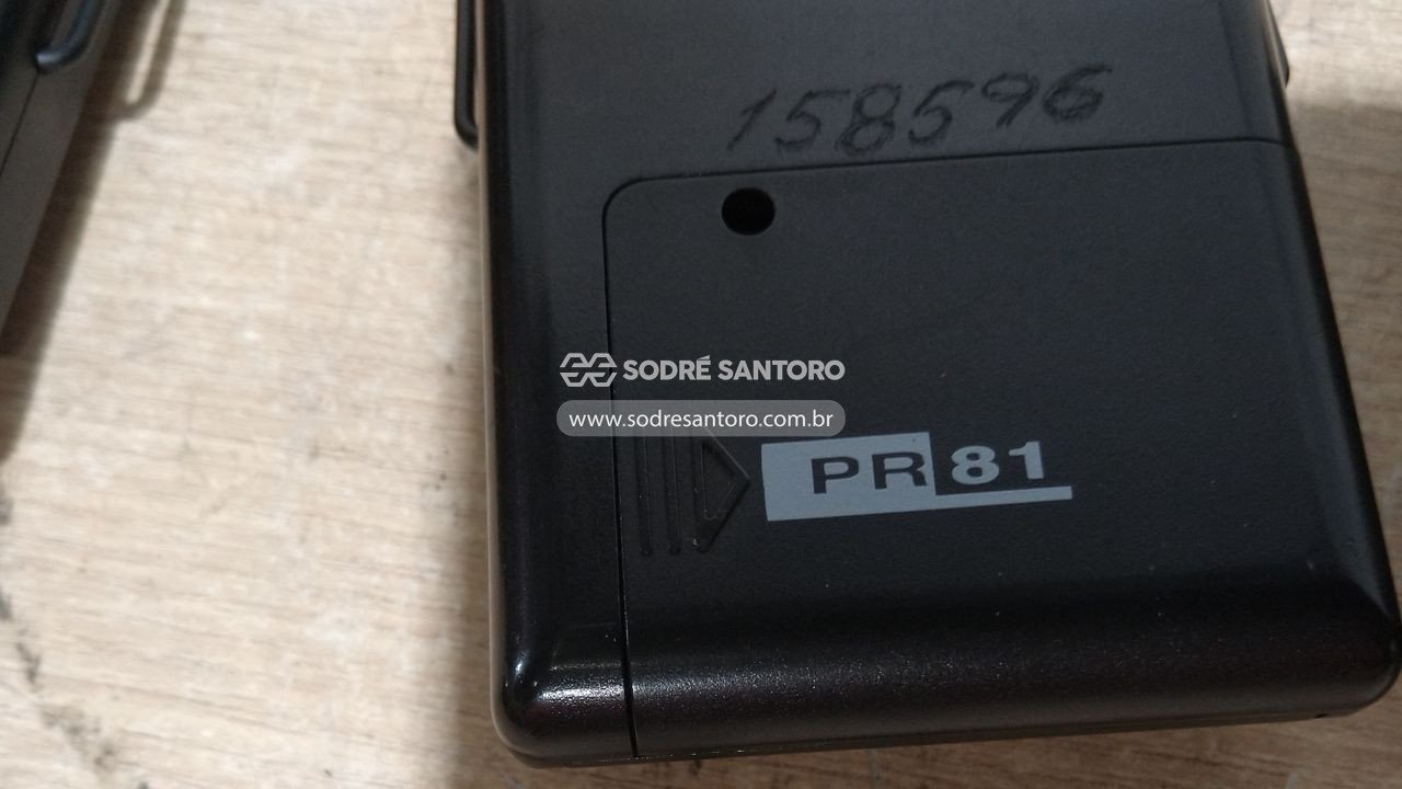 Foto 5: 4 microfones headset, 3 transmissores e 1 fonte