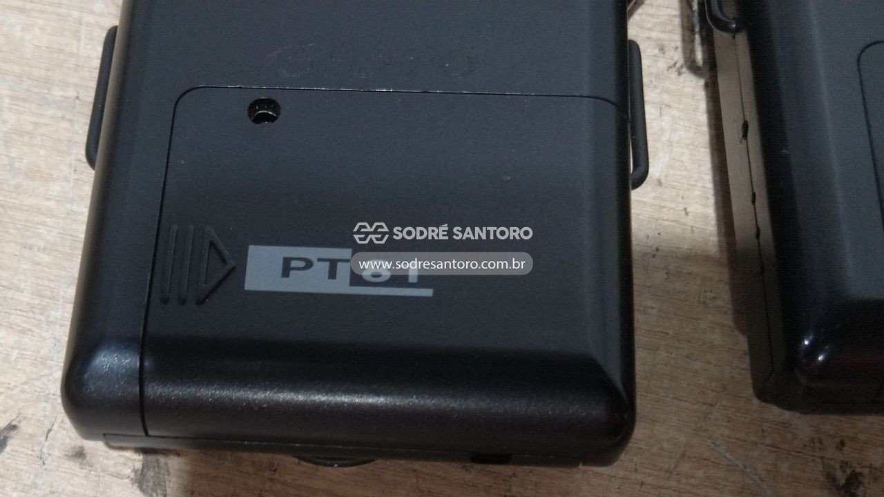 Foto 6 de 9: 4 microfones headset, 3 transmissores e 1 fonte