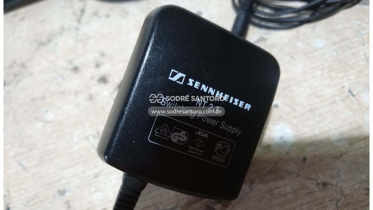 Foto 8 de 9: 4 microfones headset, 3 transmissores e 1 fonte
