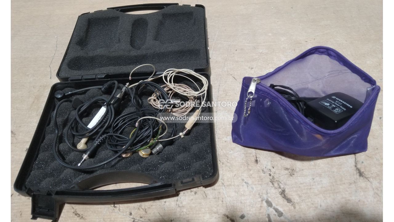 Foto 9 de 9: 4 microfones headset, 3 transmissores e 1 fonte