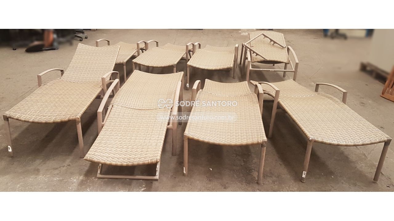 Foto 2: cadeiras, espreguiçadeiras, cirandinha e mesa