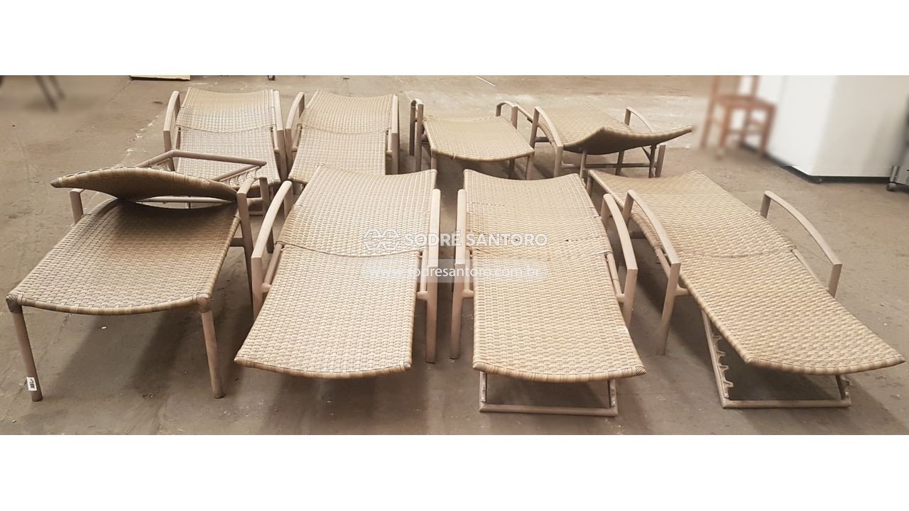 Foto 3: cadeiras, espreguiçadeiras, cirandinha e mesa