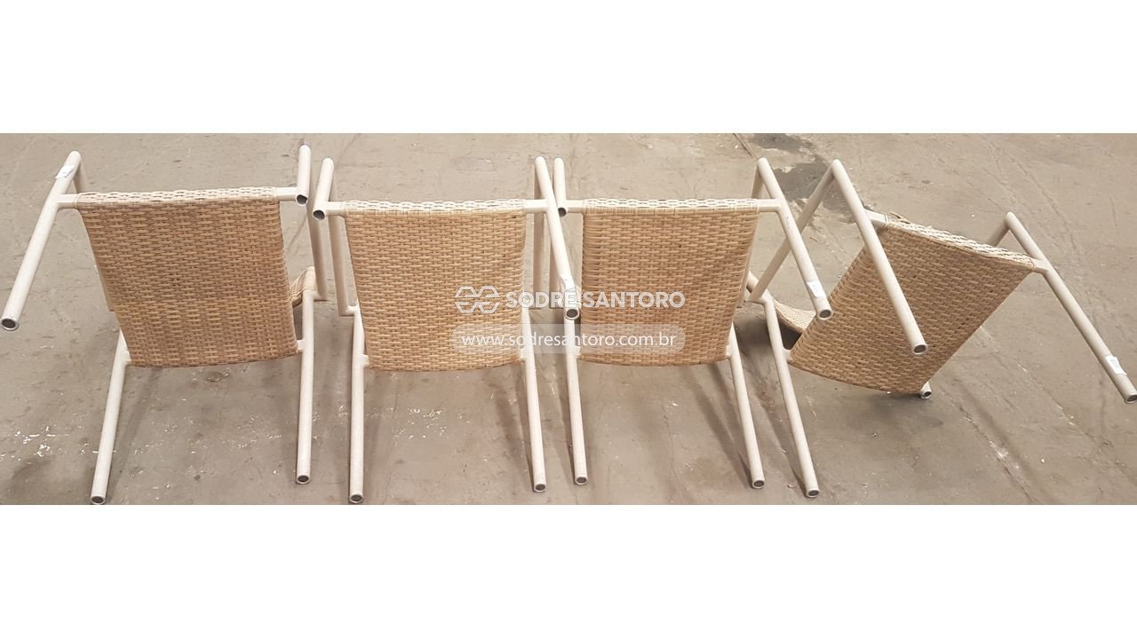 Foto 4: cadeiras, espreguiçadeiras, cirandinha e mesa