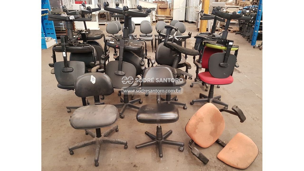 Foto 2: 29 cadeiras (1 sem pé, 10 fixas, 18 giratórias)