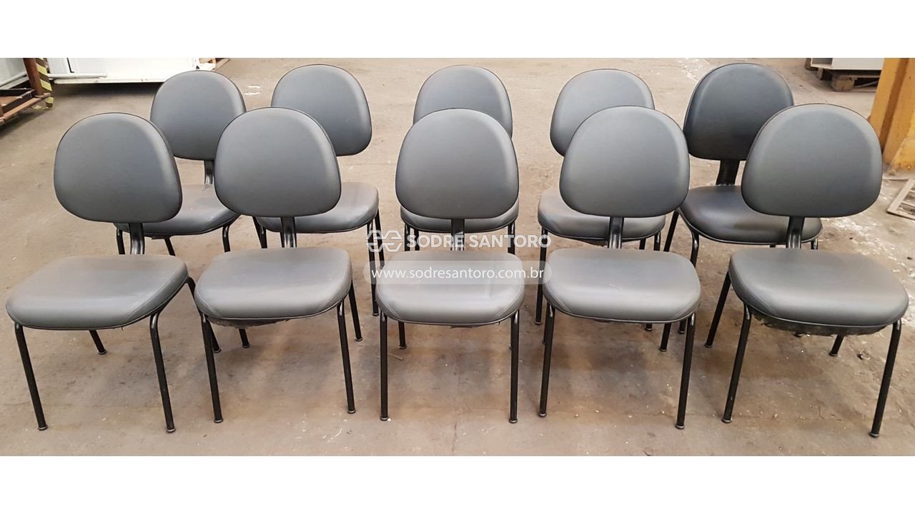 Foto 5: 29 cadeiras (1 sem pé, 10 fixas, 18 giratórias)