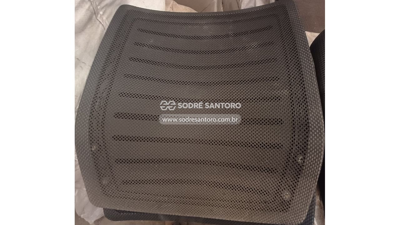 Foto 4: diversas peças de cadeiras desmontadas