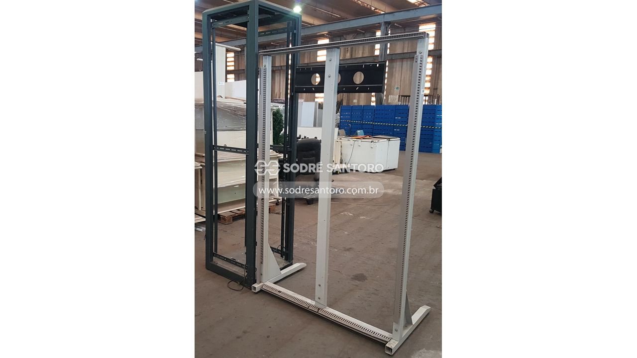 Foto 10 de 13: mesas, escaninho, estante, flip chart, racks, ...