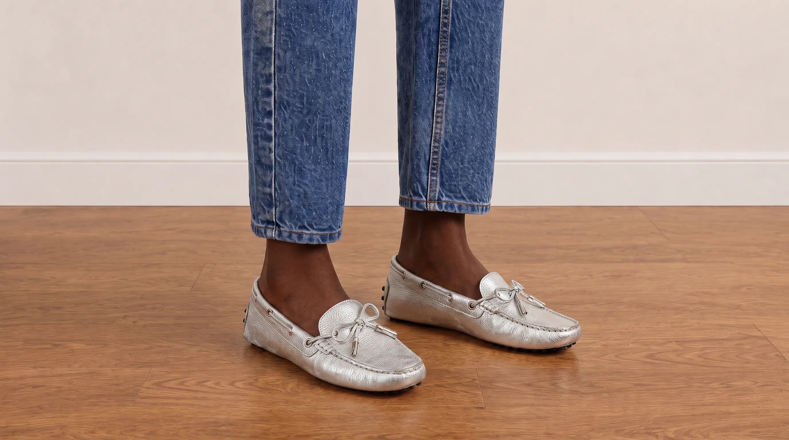 Foto 2: TOD'S - Mocassim Gommino em couro prateado metálico. Tamanho 37 IT / 35 BR