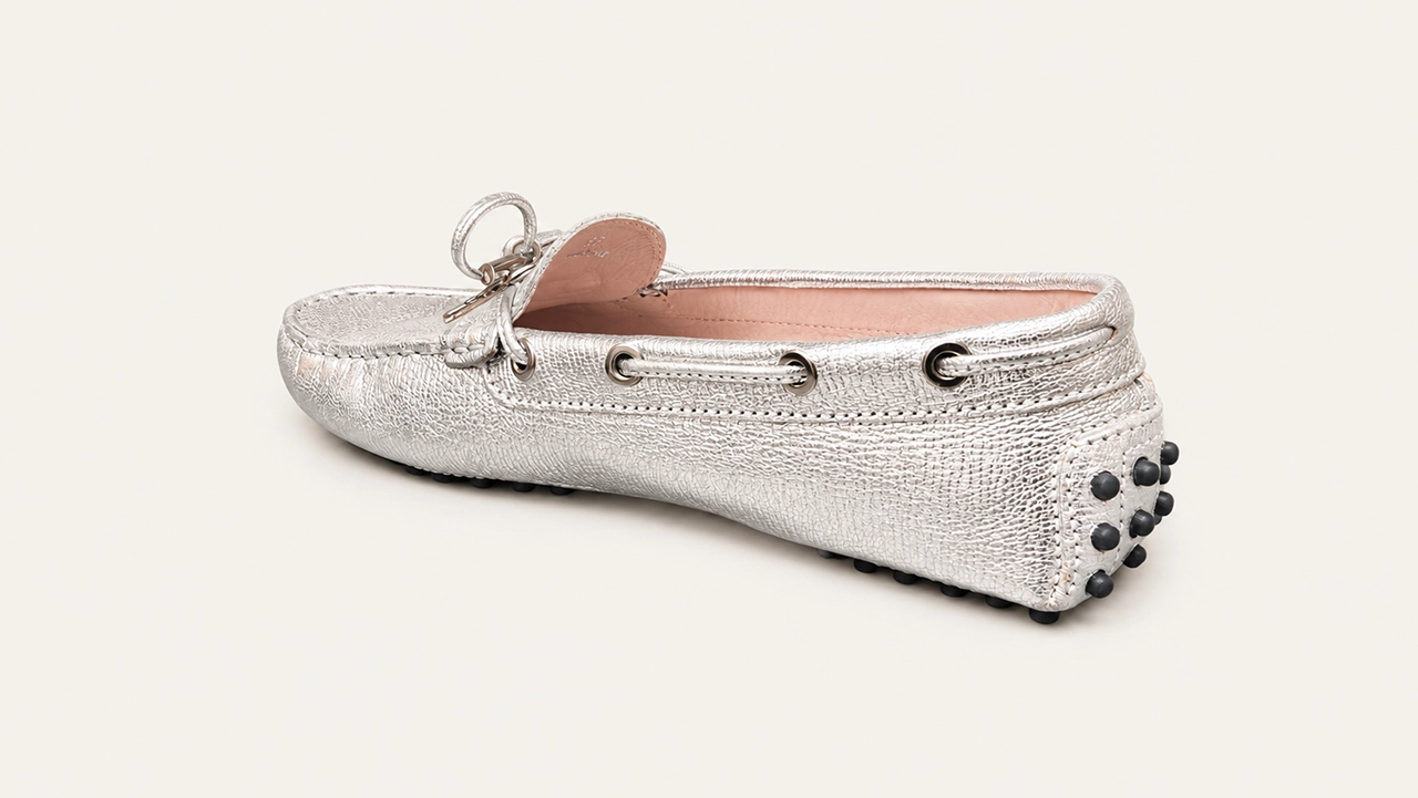 Foto 3: TOD'S - Mocassim Gommino em couro prateado metálico. Tamanho 37 IT / 35 BR