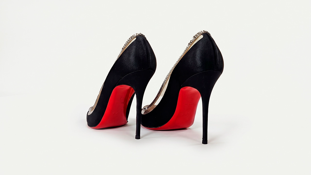 Foto 3: LOUBOUTIN - Scarpin Paulina Strass em Cetim Preto. Tamanho 38 IT / 36 BR