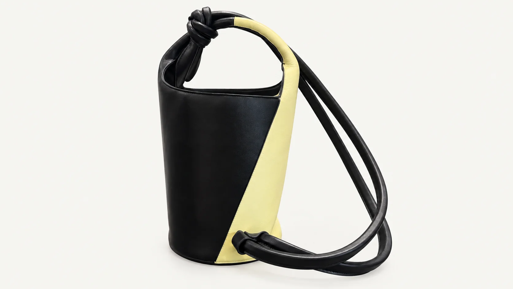 Foto 4: JACQUEMUS - Le Petit Tourni Bucket Bag em Couro