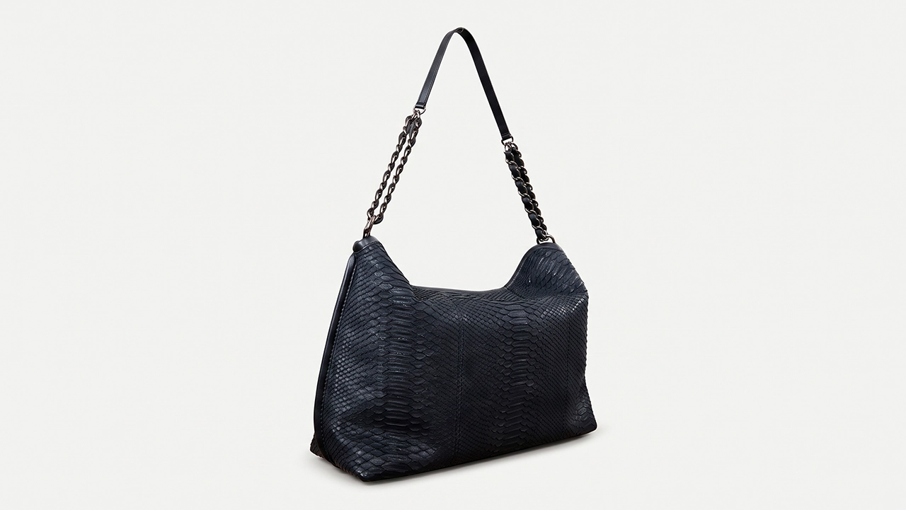 Foto 3: CHANEL - Bolsa Hobo French Riviera Large em Python preta