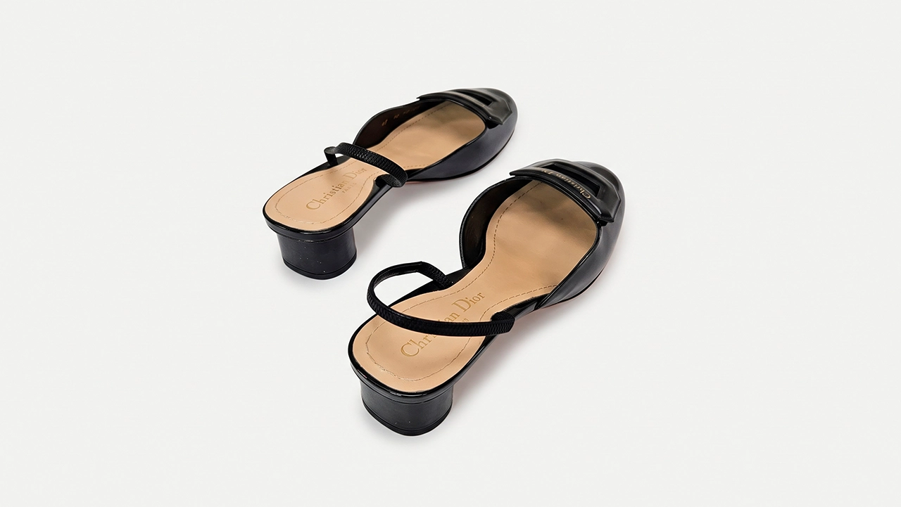 Foto 3: CHRISTIAN DIOR - Sapato Slingback em Couro Envernizado Preto. Tamanho 38,5 IT / 37 BR